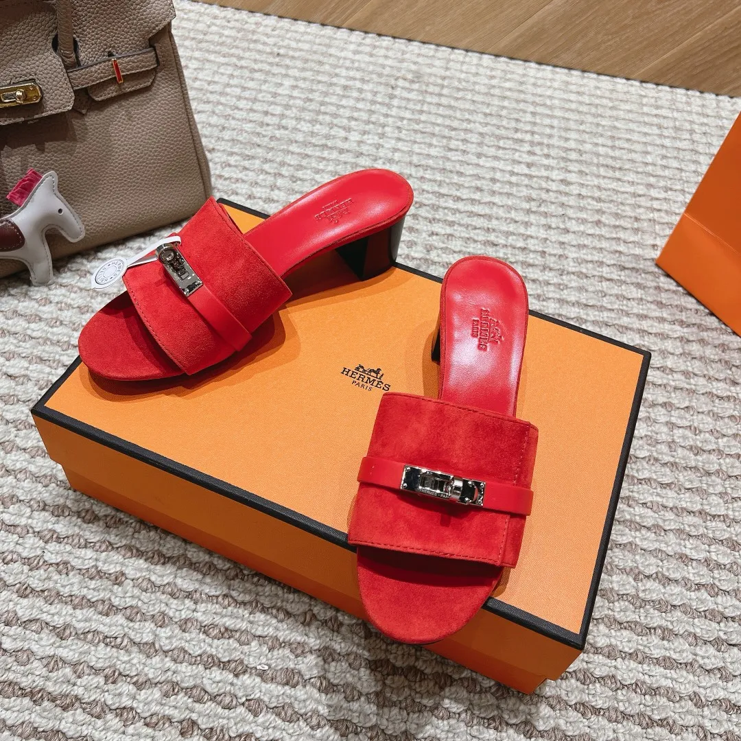 👟👟Ex-factory price 540👟👟 High version of the 2024 spring and summer new HERMES Hermès counter new style. The wedge-heeled Erjiu sandals and slippers, which have been extremely popular recently, are paired with various colorful socks. They are very trendy. Upper: cowhide. Outsole: technological imitation wood sole. Heel height: about 7cm. Size: Female 35-41 (40/41 non-refundable and non-exchangeable)